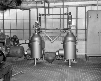 Maquinaria durante obtención de aceite 1-2-3- en fábrica