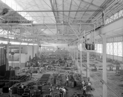 Trabajadores durante sus horas laborales en una fabrica