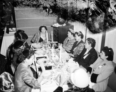 Mujeres reunidas en la mesa de restaurante