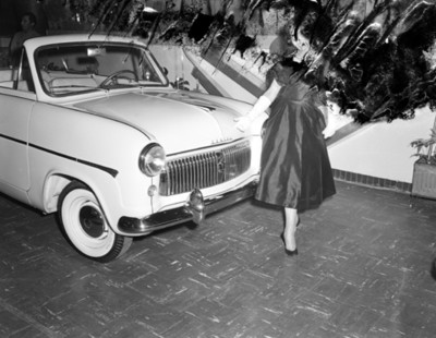 Modelo parada frente al automovile "CONSUL"