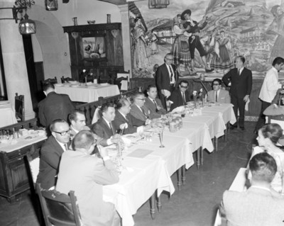 Hombres en comedor durante banquete de convención de equipos y sistemas contables