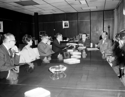Empresarios en oficina durante una junta