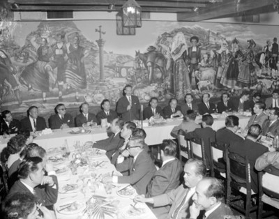 Hombres reunidos durante banquete en un restaurante