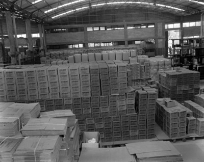 Cajas con radios en la fábrica Motorola