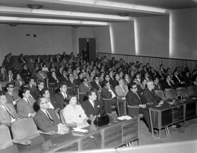 Congresistas asistentes a la convención de ex alumnos de Contabilida y Administración