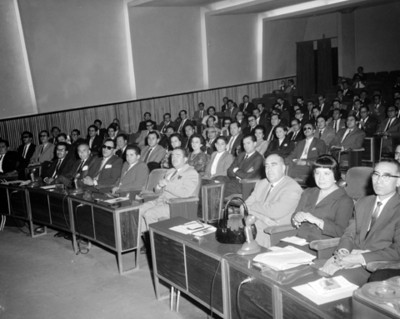 Gente en auditorio durante convención