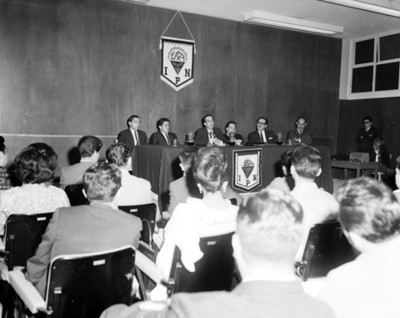 Personas en salón durante convención de Escuela de Comercio del Instituto Politécnico Nacional