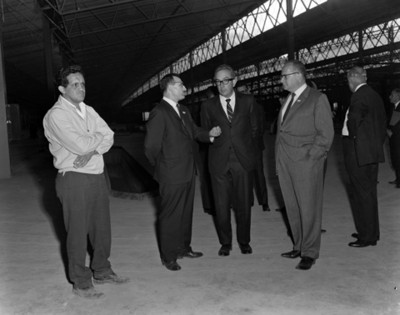 Empresarios conversan en interior de una construcción