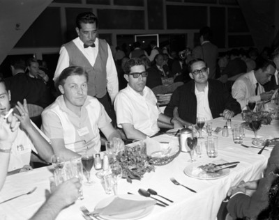 Hombre en banquete durante convención de proveedores Automex, retrato