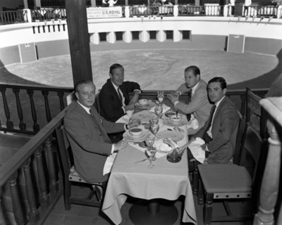 Empresarios en comedor durante banquete organizado por empresa U.S. Royal