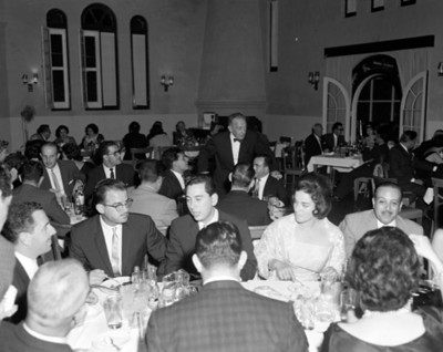 Hombres y mujeres reunidos durante banquete en un restaurante
