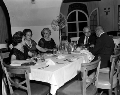 Hombres y mujeres en un restaurante