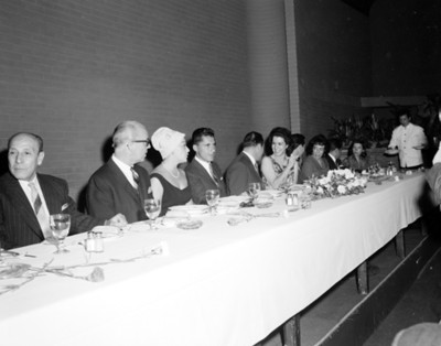Personas en comedora durante banquete en salón de hotel Balsa