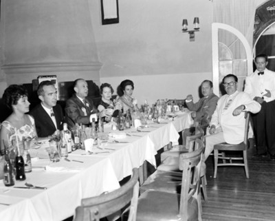Empresarios en restautante durante convención de distribuidores Chrysler