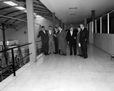 Empresarios en pasillo durante visita a empacadora de desyunos escolares