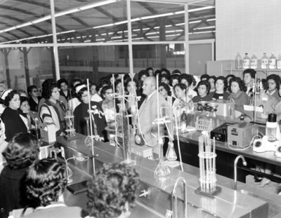 Mujeres visitan laboratorio en empacadora de desayunos escolares
