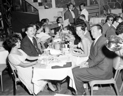 Hombres y mujeres en la mesa de un restaurante durante reunión