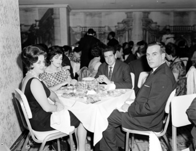 Hombres y mujeres en la mesa de un restaurante durante reunión