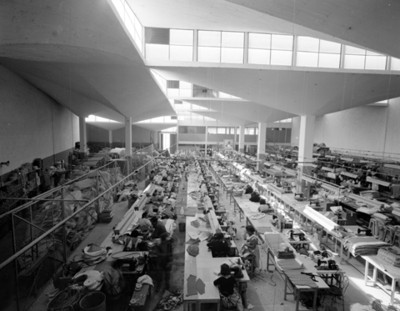 Instalaciones de una fábrica textil, interior, vista general