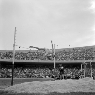 Atleta durante salto de altura