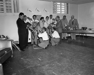 Hombres reparan motor en un taller