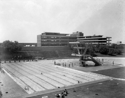 Bañistas en la alberca olímpica de Ciudad Universitaria, vista general