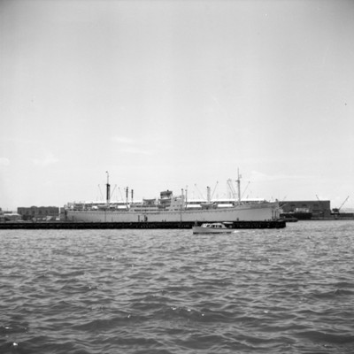 Barco anclado en un puerto