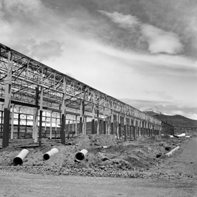 Armazón metálico de nave industrial en construcción, vista parcial