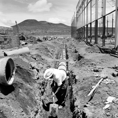 Trabajador manipula pala durante excavación