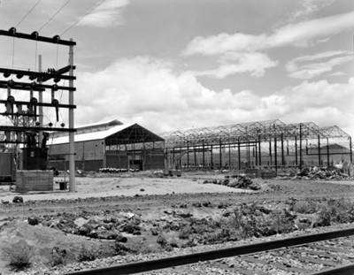Transformador electrónico junto a una fábrica en construcción