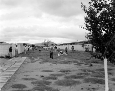 Hombres y niños en la calle once de la unidad habitación