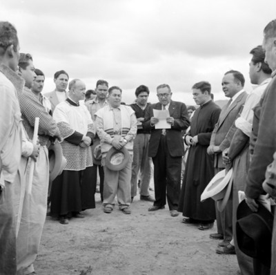 Hombre lee documento durante ceremonia de bendicion en tianguis