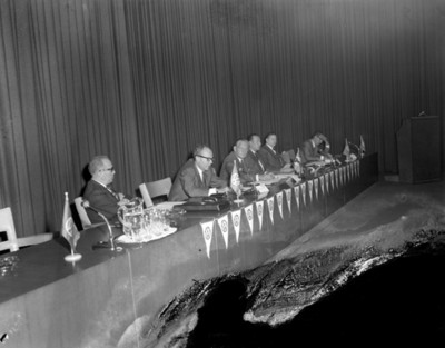 Ejecutivos en mesa directiva durante convención de empresa volkswagen