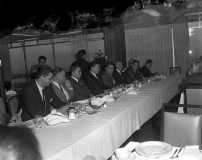 Empresarios en comedor durante reunión en restaurante
