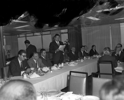 Ejecutivo lee documento durante reunión en restaurante