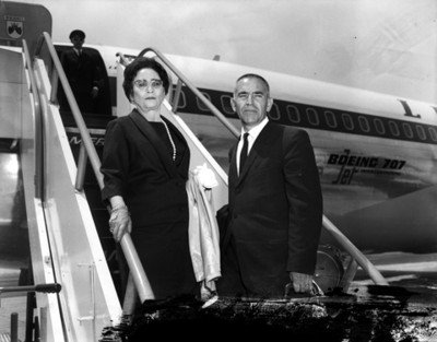 Pareja en escalera de acceso a avión, retrato