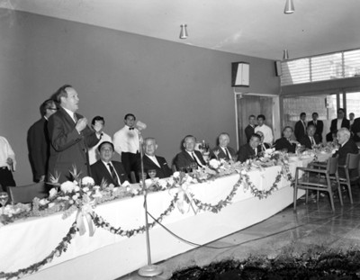 Hombre durante discurso en una reunión