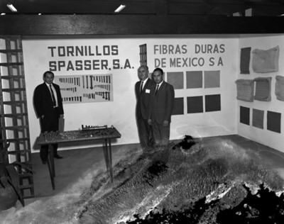 Empresarios en exhibición de tornillos "Spasser" en planta Nissan Mexicana