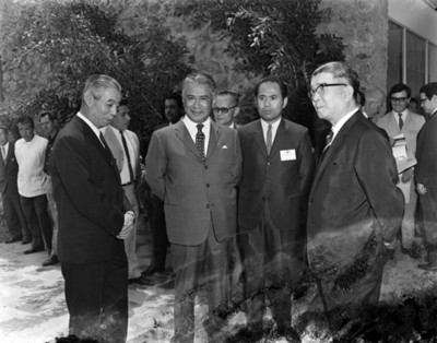 Empresarios en planta Mexicana durante inaguracion, retrato de grupo