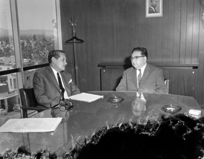 Empresarios conversan en escritorio de oficina