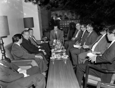 Empresarios conversan durante reunión en salón "vitrales"