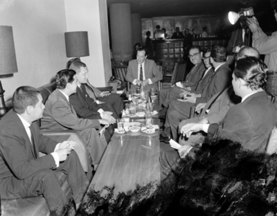 Empresarios conversan durante reunión en salón "vitrales"