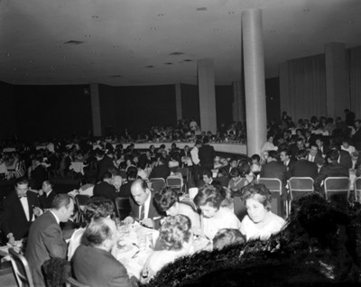 Gente reunida durante banquete en un salón, vista general