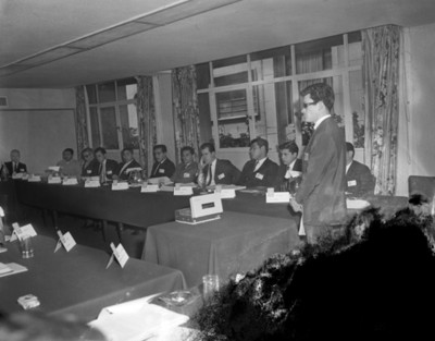 Representantes de empresa Volkswagen en salón durante convención