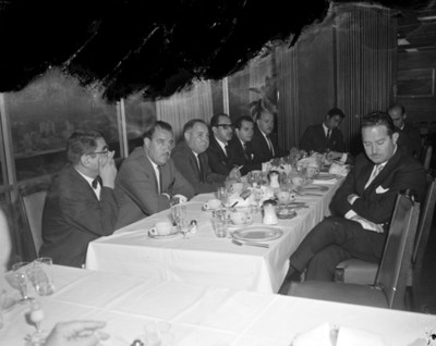 Empresarios en comedor durante reunión en salón