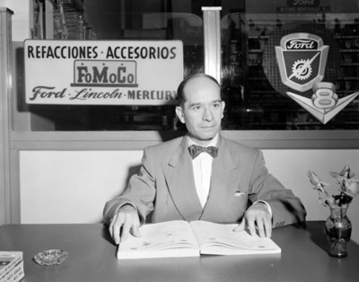 Ejecutivo con documentos en la oficina de una agencia automotríz