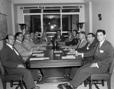 Ejecutivos durante junta en un salón, retrato de grupo