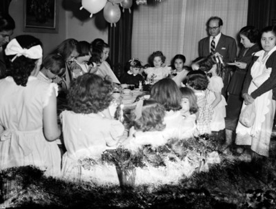 Niñas en el comedor de una casa durante fiesta de cumpleaños