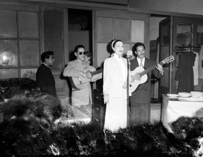 Guitarristas y cantante en el salón de una tienda departamental