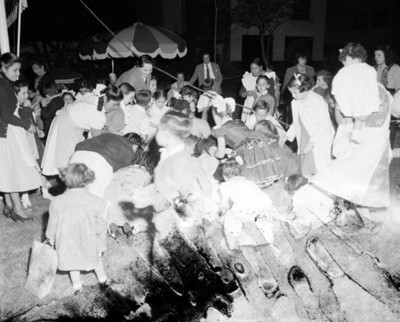 Niños en el jardín de una casa, durante fiesta
